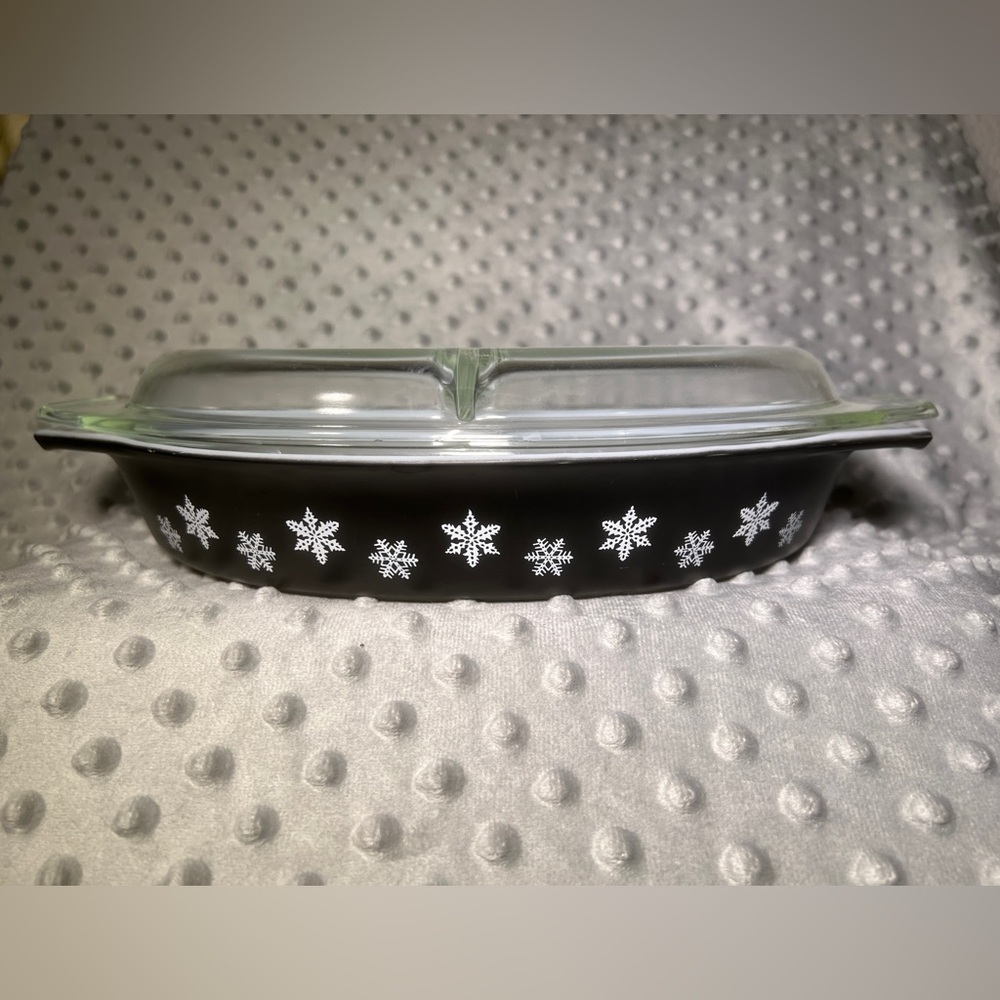 Pyrex Black and White Snowflake Double Sided 1 1/2 Qt Oval Dish with Lid EUC